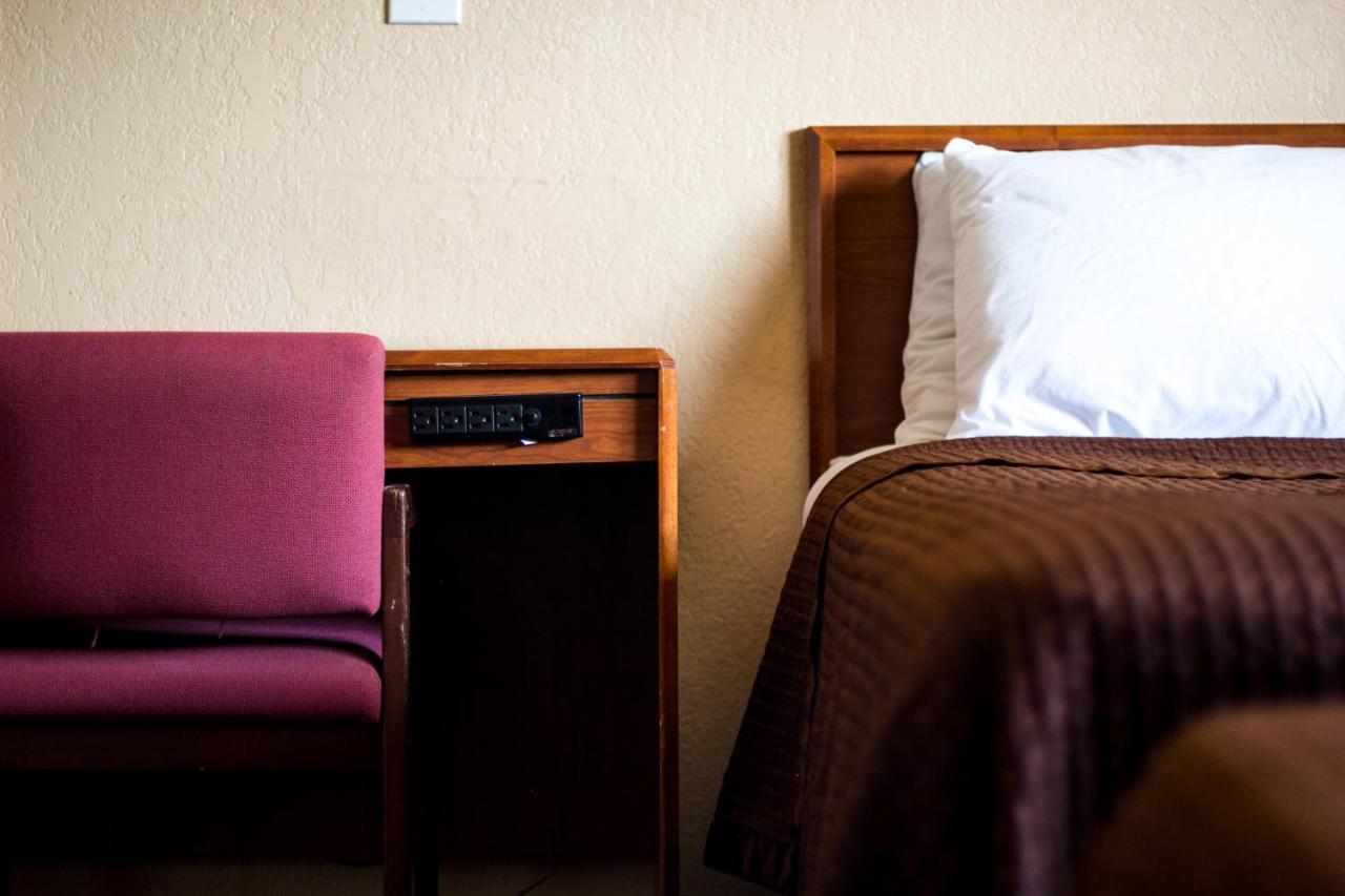 Red River - Rifle Hotel 2*